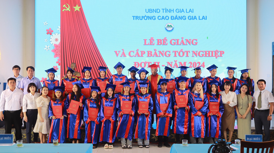Trường Cao đẳng Gia Lai trao bằng tốt nghiệp cho học sinh, sinh viên. Ảnh: Ánh Hà Trường Cao đẳng Gia Lai trao bằng tốt nghiệp cho học sinh, sinh viên. Ảnh: Ánh Hà