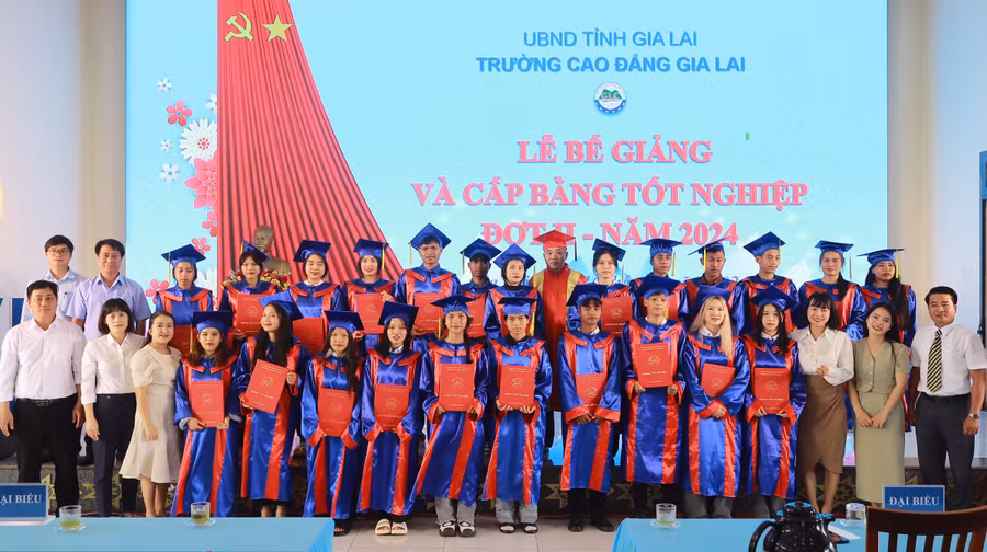 Trường Cao đẳng Gia Lai trao bằng tốt nghiệp cho học sinh, sinh viên. Ảnh: Ánh Hà