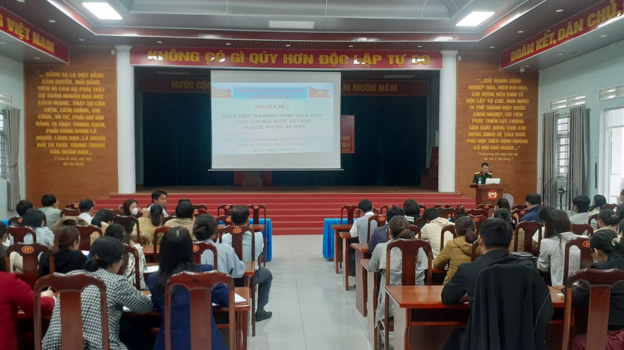 Quang cảnh lớp bồi dưỡng kiến thức QP-AN đối tượng 4 và tương đương huyện Chư Sê. Ảnh: H.V