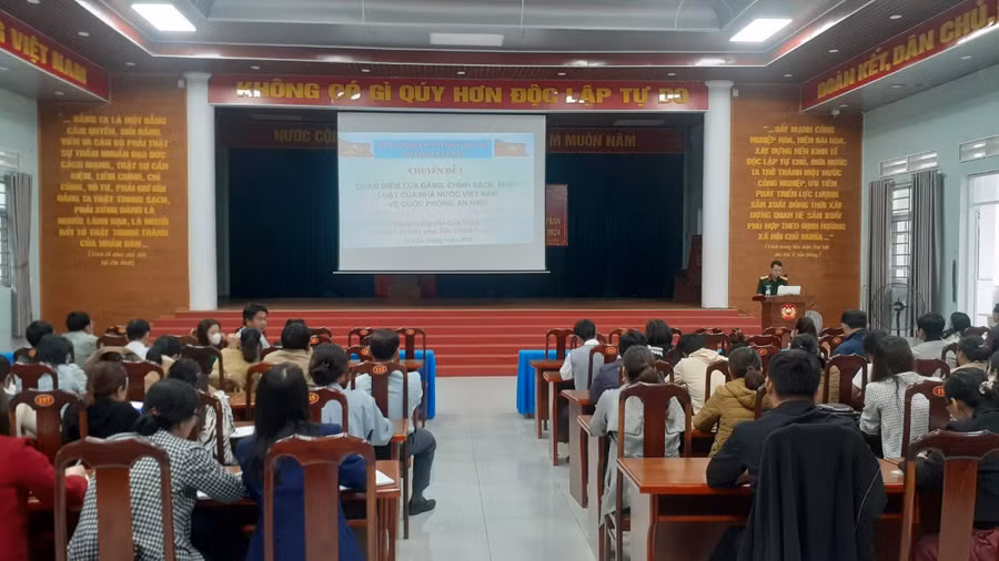 Quang cảnh lớp bồi dưỡng kiến thức QP-AN đối tượng 4 và tương đương huyện Chư Sê. Ảnh: H.V