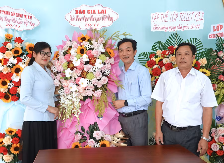 Ông Lương Văn Danh (thứ 2 từ phải sang)-Phó Tổng Biên tập Báo Gia Lai tặng hoa chúc mừng đội ngũ cán bộ, giảng viên, nhân viên Trường Chính trị tỉnh Gia Lai. Ảnh: Mộc Trà