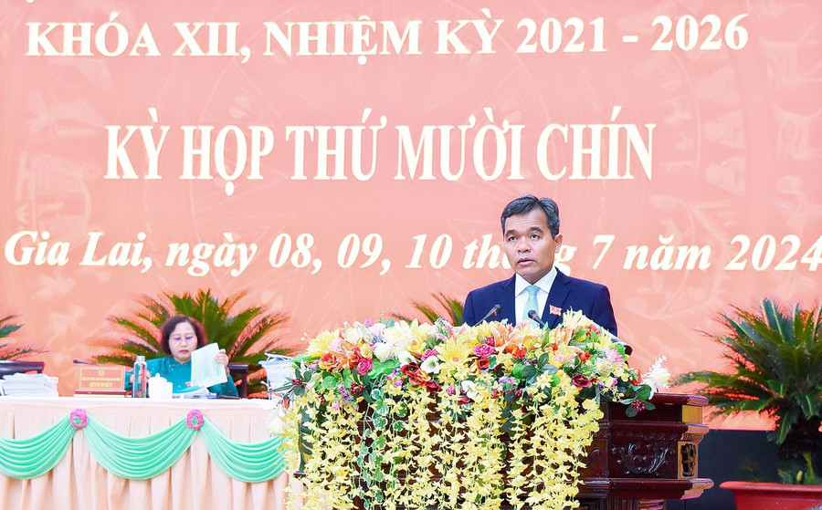 Ủy viên Ban Chấp hành Trung ương Đảng, Bí thư Tỉnh ủy, Chủ tịch HĐND tỉnh Gia Lai Hồ Văn Niên phát biểu tại phiên khai mạc kỳ họp. Ảnh: Đức Thụy