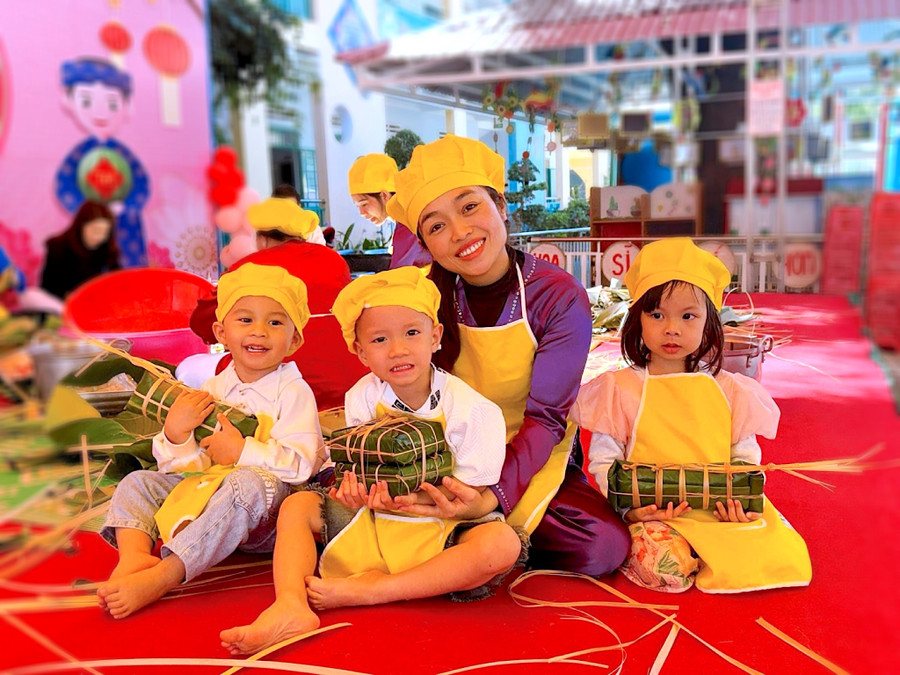 Ngoài trang trí khuôn viên trường, lớp theo chủ đề Tết và mùa xuân, nhà trường còn tổ chức thi gói và nấu bánh chưng, làm bánh thuẫn, bánh in và các loại mứt truyền thống giữa các lớp. Ngoài trang trí khuôn viên trường, lớp theo chủ đề Tết và mùa xuân, nhà trường còn tổ chức thi gói và nấu bánh chưng, làm bánh thuẫn, bánh in và các loại mứt truyền thống giữa các lớp.