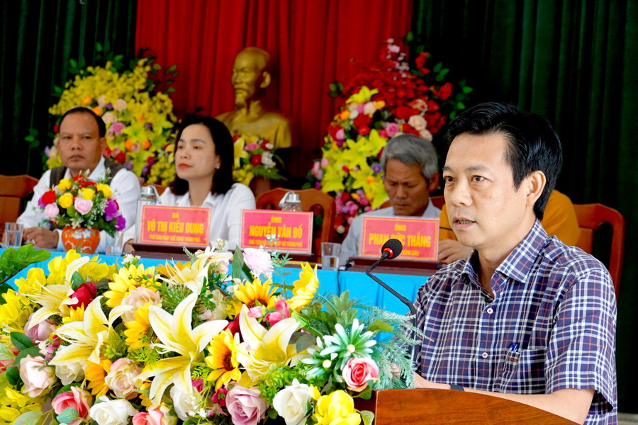 Ông Đỗ Việt Hưng-Phó Bí thư Thành ủy, Chủ tịch UBND TP. Pleiku trả lời một số ý kiến, kiến nghị của cử tri thuộc thẩm quyền. Ảnh: Mộc Trà Ông Đỗ Việt Hưng-Phó Bí thư Thành ủy, Chủ tịch UBND TP. Pleiku trả lời một số ý kiến, kiến nghị của cử tri thuộc thẩm quyền. Ảnh: Mộc Trà