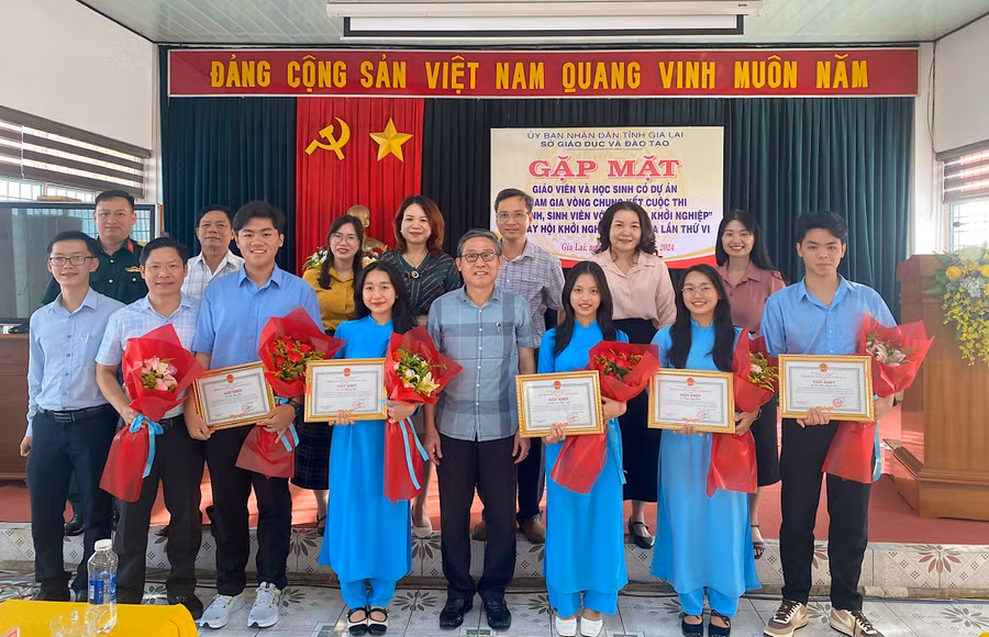 Sở GD-ĐT tuyên dương giáo viên và học sinh có dự án tham gia vòng chung kết cuộc thi “Học sinh, sinh viên với ý tưởng khởi nghiệp”. Ảnh: Xuân Hương Sở GD-ĐT tuyên dương giáo viên và học sinh có dự án tham gia vòng chung kết cuộc thi “Học sinh, sinh viên với ý tưởng khởi nghiệp”. Ảnh: Xuân Hương