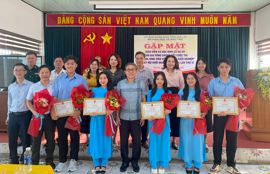 Sở GD-ĐT tuyên dương giáo viên và học sinh có dự án tham gia vòng chung kết cuộc thi “Học sinh, sinh viên với ý tưởng khởi nghiệp”. Ảnh: Xuân Hương