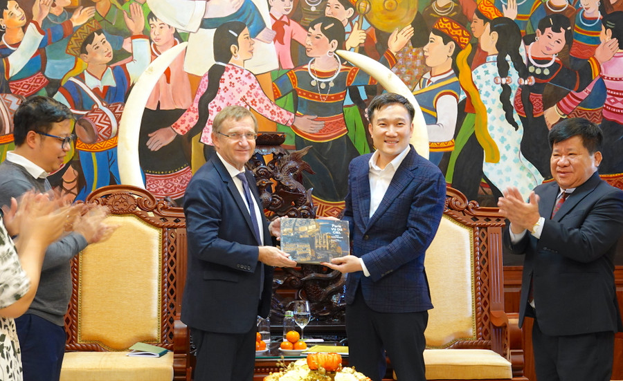 Giám đốc AFD tại Việt Nam Hervé Conan (bìa trái) tặng quà lưu niệm cho lãnh đạo UBND tỉnh Gia Lai. Ảnh: Mộc Trà