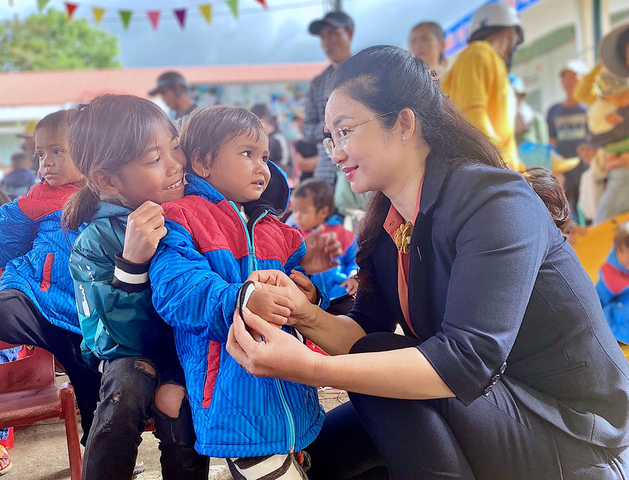Phó Giám đốc Sở GD-ĐT Bùi Khoa Nghi (bìa phải) hỗ trợ trẻ mặc áo ấm mới tại Trường Mầm non Sơn Ca (xã Chư Krêy). Ảnh: Mộc Trà Phó Giám đốc Sở GD-ĐT Bùi Khoa Nghi (bìa phải) hỗ trợ trẻ mặc áo ấm mới tại Trường Mầm non Sơn Ca (xã Chư Krêy). Ảnh: Mộc Trà