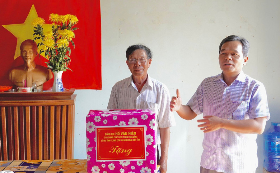 Bí thư Tỉnh ủy Hồ Văn Niên (bìa phải) phát biểu tại buổi sinh hoạt với Chi bộ 6 (Đảng bộ xã An Phú, TP. Pleiku). Ảnh: Mộc Trà Bí thư Tỉnh ủy Hồ Văn Niên (bìa phải) phát biểu tại buổi sinh hoạt với Chi bộ 6 (Đảng bộ xã An Phú, TP. Pleiku). Ảnh: Mộc Trà