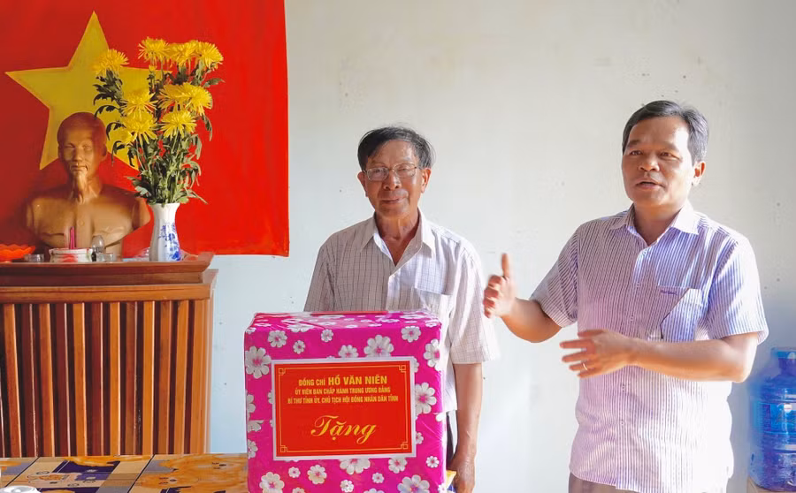 Bí thư Tỉnh ủy Hồ Văn Niên (bìa phải) phát biểu tại buổi sinh hoạt với Chi bộ 6 (Đảng bộ xã An Phú, TP. Pleiku). Ảnh: Mộc Trà