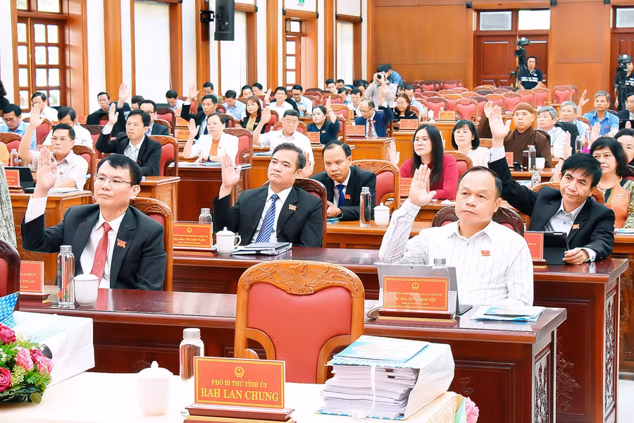 Đại biểu biểu quyết thông qua các nghị quyết tại kỳ họp thứ 19 HĐND tỉnh Gia Lai khóa XII. Ảnh: Đ.T