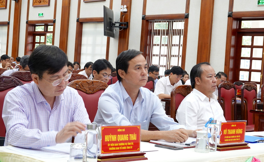 Đồng chí Châu Ngọc Tuấn (bìa phải)-Phó Bí thư Thường trực Tỉnh ủy, Trưởng đoàn đại biểu Quốc hội tỉnh dự và chủ trì hội nghị. Ảnh: Mộc Trà Đồng chí Châu Ngọc Tuấn (bìa phải)-Phó Bí thư Thường trực Tỉnh ủy, Trưởng đoàn đại biểu Quốc hội tỉnh dự và chủ trì hội nghị. Ảnh: Mộc Trà