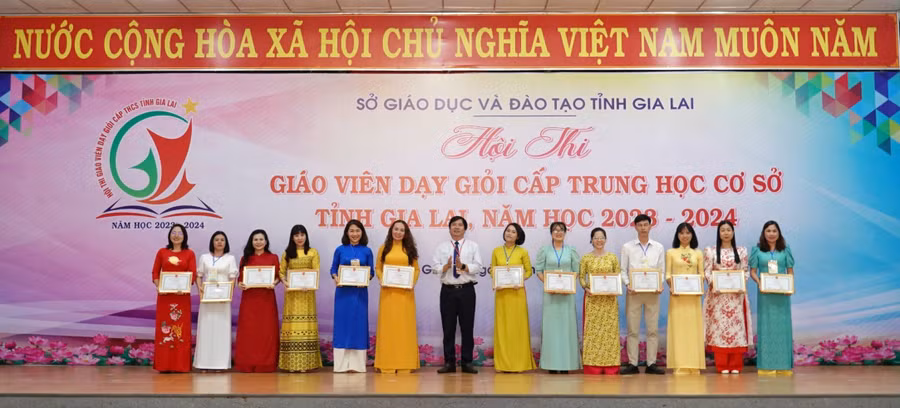 13 giáo viên xuất sắc đạt giải nhất tại hội thi. Ảnh: Mộc Trà