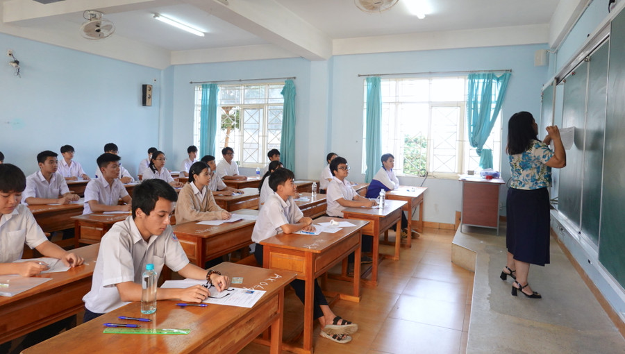 Thí sinh tham dự kỳ thi tuyển sinh lớp 10 Trường THPT chuyên Hùng Vương năm học 2024-2025. Ảnh: Mộc Trà Thí sinh tham dự kỳ thi tuyển sinh lớp 10 Trường THPT chuyên Hùng Vương năm học 2024-2025. Ảnh: Mộc Trà