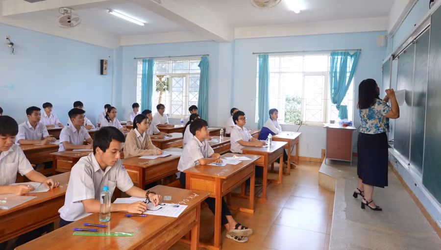 Thí sinh tham dự kỳ thi tuyển sinh lớp 10 Trường THPT chuyên Hùng Vương năm học 2024-2025. Ảnh: Mộc Trà