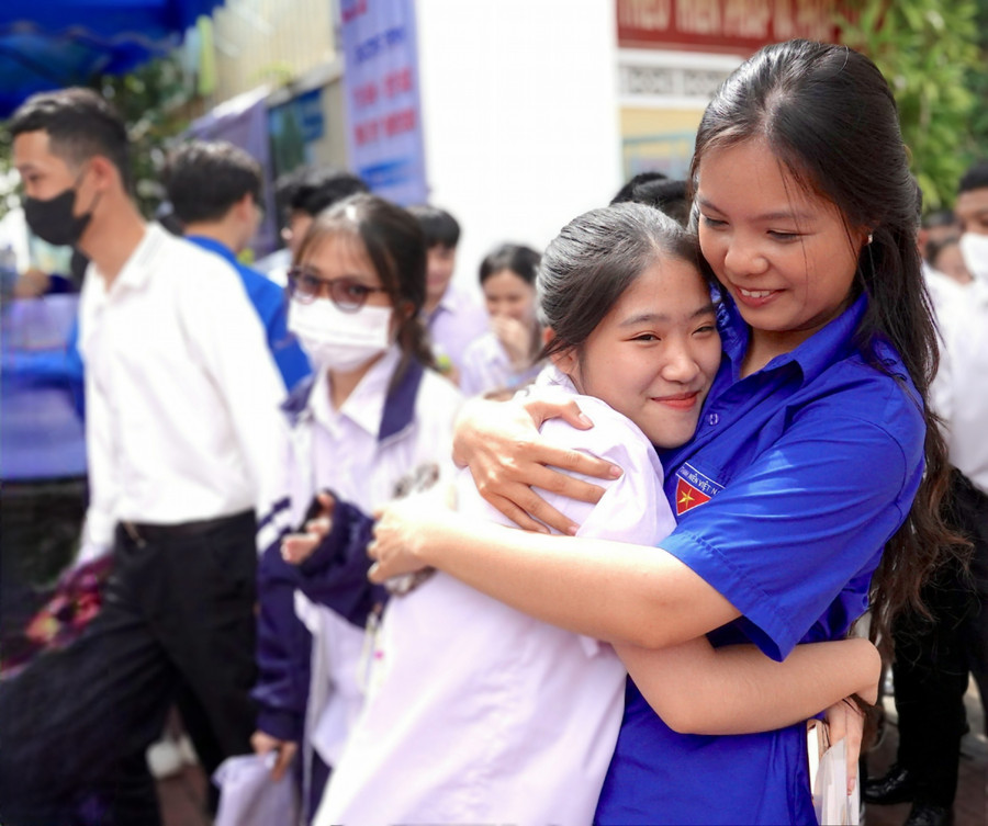 Thí sinh Trần Nguyễn Cẩm Tú (áo trắng; điểm thi Trường THPT Phan Bội Châu, TP. Pleiku) chia sẻ niềm vui với một tình nguyện viên sau khi hoàn thành tương đối tốt bài thi Ngữ văn. Ảnh: Mộc Trà Thí sinh Trần Nguyễn Cẩm Tú (áo trắng; điểm thi Trường THPT Phan Bội Châu, TP. Pleiku) chia sẻ niềm vui với một tình nguyện viên sau khi hoàn thành tương đối tốt bài thi Ngữ văn. Ảnh: Mộc Trà