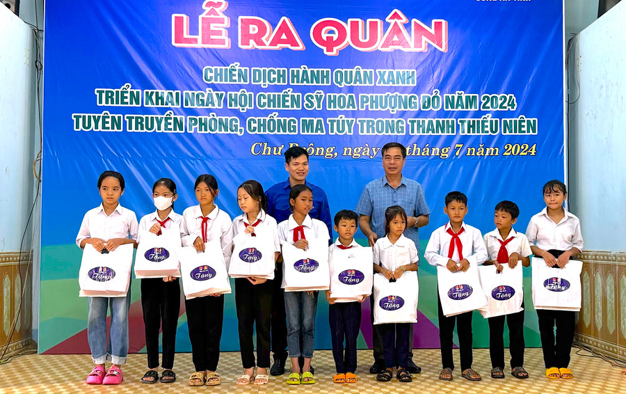 Tặng quà cho các em thiếu nhi có hoàn cảnh khó khăn trên địa bàn xã Ia Lâu (huyện Chư Prông). Ảnh: H.Đ.T Tặng quà cho các em thiếu nhi có hoàn cảnh khó khăn trên địa bàn xã Ia Lâu (huyện Chư Prông). Ảnh: H.Đ.T