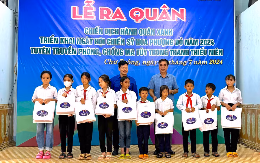 Tặng quà cho các em thiếu nhi có hoàn cảnh khó khăn trên địa bàn xã Ia Lâu (huyện Chư Prông). Ảnh: H.Đ.T