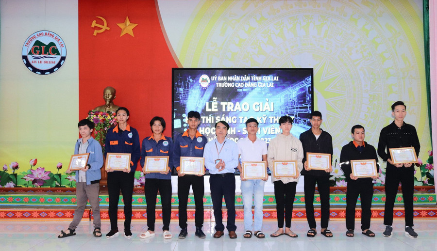 Nay Thủ Đô (thứ 3 từ phải sang) và Hà Thanh An (thứ 4 từ phải sang)-2 trong 3 học sinh, sinh viên của Trường Cao đẳng Gia Lai vừa vinh dự được Bộ Lao động-Thương binh và Xã hội tặng bằng khen. Ảnh: Trần Tuấn Nay Thủ Đô (thứ 3 từ phải sang) và Hà Thanh An (thứ 4 từ phải sang)-2 trong 3 học sinh, sinh viên của Trường Cao đẳng Gia Lai vừa vinh dự được Bộ Lao động-Thương binh và Xã hội tặng bằng khen. Ảnh: Trần Tuấn