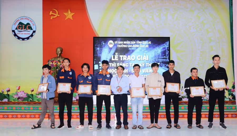 Nay Thủ Đô (thứ 3 từ phải sang) và Hà Thanh An (thứ 4 từ phải sang)-2 trong 3 học sinh, sinh viên của Trường Cao đẳng Gia Lai vừa vinh dự được Bộ Lao động-Thương binh và Xã hội tặng bằng khen. Ảnh: Trần Tuấn