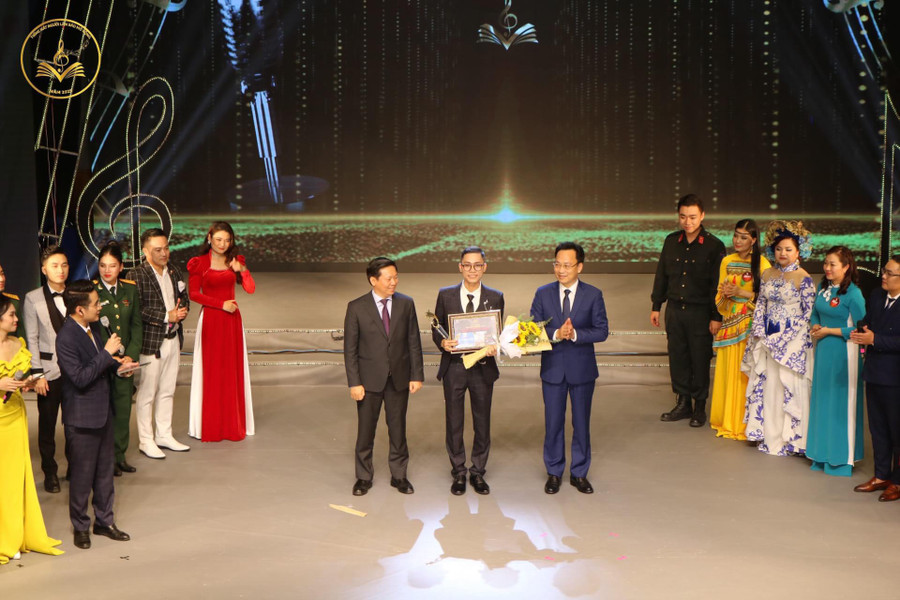Ban Tổ chức trao giải nhất cho thí sinh Phạm Công Thành-giảng viên Trường Đại học Văn hóa Nghệ thuật Quân đội. Ảnh: BTC Ban Tổ chức trao giải nhất cho thí sinh Phạm Công Thành-giảng viên Trường Đại học Văn hóa Nghệ thuật Quân đội. Ảnh: BTC