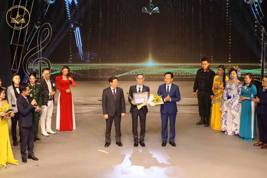 Ban Tổ chức trao giải nhất cho thí sinh Phạm Công Thành-giảng viên Trường Đại học Văn hóa Nghệ thuật Quân đội. Ảnh: BTC