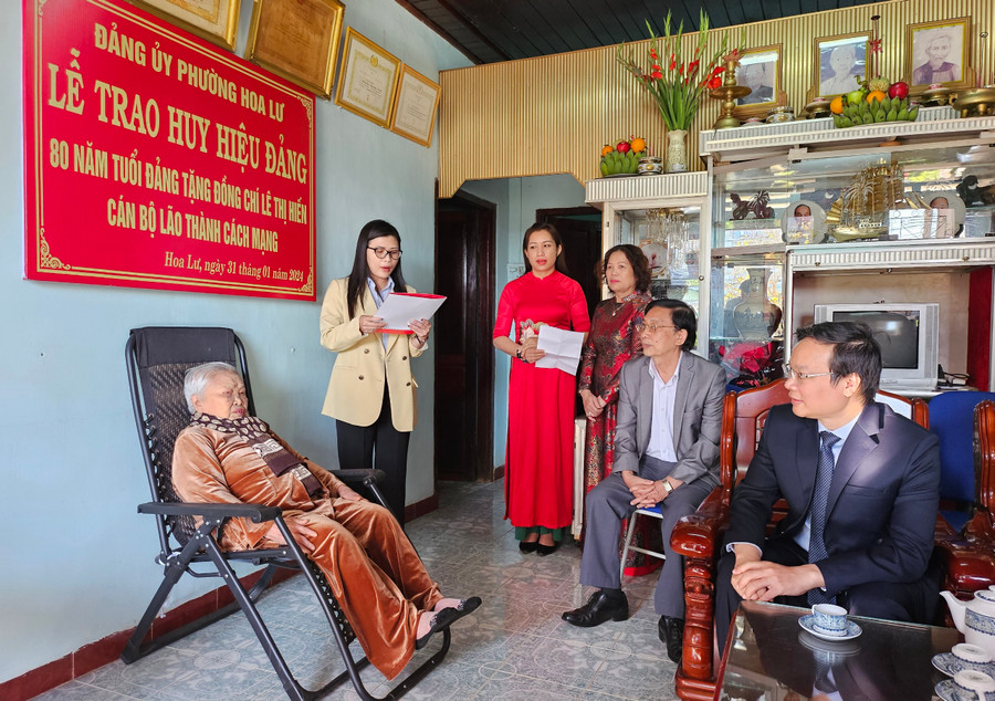 Đại diện lãnh đạo Ban Tổ chức Thành ủy Pleiku đã thông qua quyết định tặng Huy hiệu 80 năm tuổi Đảng của Ban Thường vụ Tỉnh ủy cho đảng viên Lê Thị Hiến. Ảnh: Mộc Trà