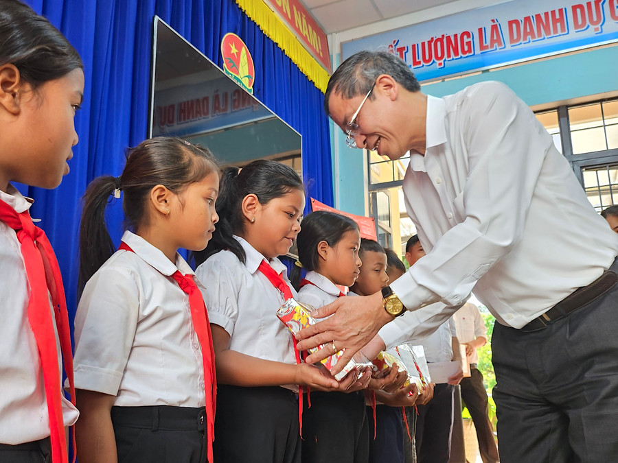 Ông Vũ Minh Đức-Cục trưởng Cục Nhà giáo và Cán bộ quản lý giáo dục (Bộ GD-ĐT) tặng quà cho học sinh Trường Phổ thông Dân tộc Bán trú Tiểu học Lê Quý Đôn (xã Ia Lang, huyện Đức Cơ). Ảnh: Mộc Trà