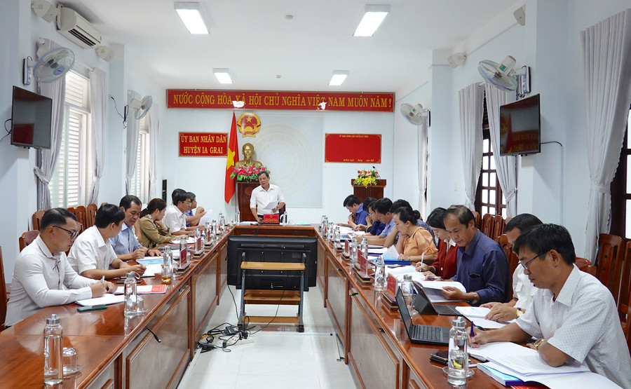 Quang cảnh buổi làm việc giữa đoàn giám sát của Ban Kinh tế-Ngân sách HĐND tỉnh Gia Lai với UBND huyện Ia Grai. Ảnh: Mộc Trà