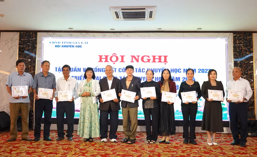 Bà Nhan Thị Hằng Nga (thứ 4 từ trái sang)-Chủ tịch Hội Khuyến học tỉnh Gia Lai trao học bổng “Học không bao giờ cùng” năm 2023 của Trung ương Hội Khuyến học Việt Nam cho đại diện các đơn vị, cá nhân. Ảnh: Mộc Trà