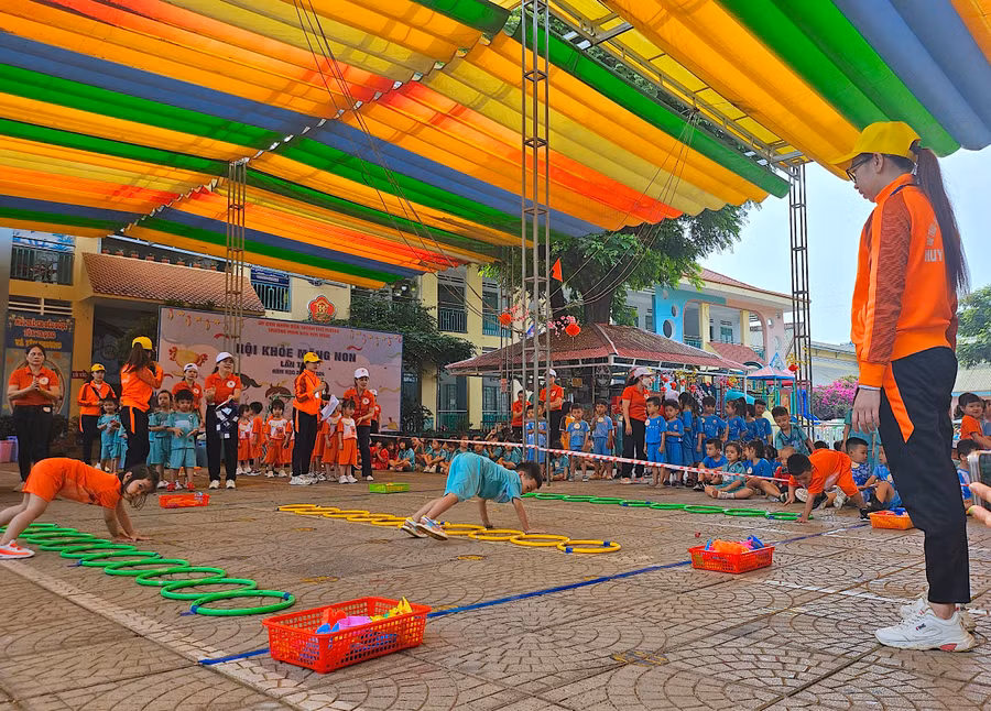 Trò chơi "Cua bò ngang" giúp trẻ rèn luyện sự nhanh nhẹn, phối hợp nhịp nhàng giữa tay và chân. Ảnh: Mộc Trà