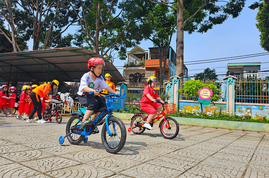 Các bé khối Lá hào hứng tham gia trò chơi "Bác đưa thư". Ảnh: Mộc Trà Các bé khối Lá hào hứng tham gia trò chơi "Bác đưa thư". Ảnh: Mộc Trà