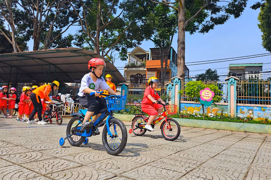 Các bé khối Lá hào hứng tham gia trò chơi "Bác đưa thư". Ảnh: Mộc Trà