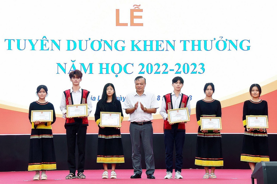 Tuyên dương những học sinh dân tộc thiểu số học lực giỏi năm học 2022-2023. Ảnh: Đức Thụy