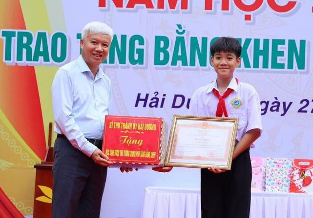 Em Nguyễn Thế Cường vinh dự được Thủ tướng Chính phủ tặng bằng khen. Ảnh B.H (Giáo dục và Thời đại)