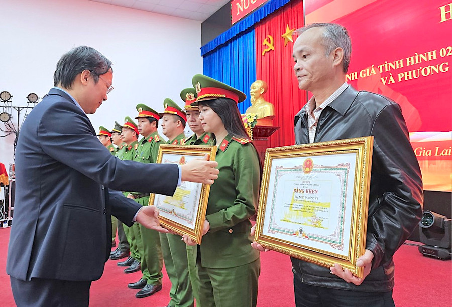 Chủ tịch UBND tỉnh Trương Hải Long tặng bằng khen cho các cá nhân có thành tích xuất sắc trong thực hiện cao điểm “50 ngày, đêm” tuyên truyền cài đặt, kích hoạt tài khoản định danh điện tử cho công dân đủ điều kiện trên địa bàn tỉnh (từ ngày 1-9-2023 đến hết ngày 20-10-2023). Ảnh: Mộc Trà Chủ tịch UBND tỉnh Trương Hải Long tặng bằng khen cho các cá nhân có thành tích xuất sắc trong thực hiện cao điểm “50 ngày, đêm” tuyên truyền cài đặt, kích hoạt tài khoản định danh điện tử cho công dân đủ điều kiện trên địa bàn tỉnh (từ ngày 1-9-2023 đến hết ngày 20-10-2023). Ảnh: Mộc Trà