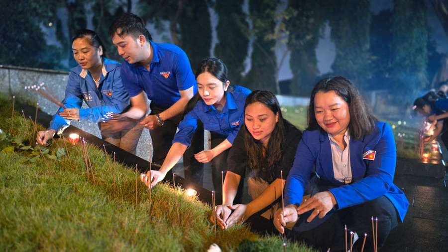 Đoàn viên, thanh niên TP. Pleiku thắp hương tri ân trên phần mộ chung liệt sĩ tại Đền tưởng niệm Liệt sĩ Hội Phú. Ảnh: B.B Đoàn viên, thanh niên TP. Pleiku thắp hương tri ân trên phần mộ chung liệt sĩ tại Đền tưởng niệm Liệt sĩ Hội Phú. Ảnh: B.B