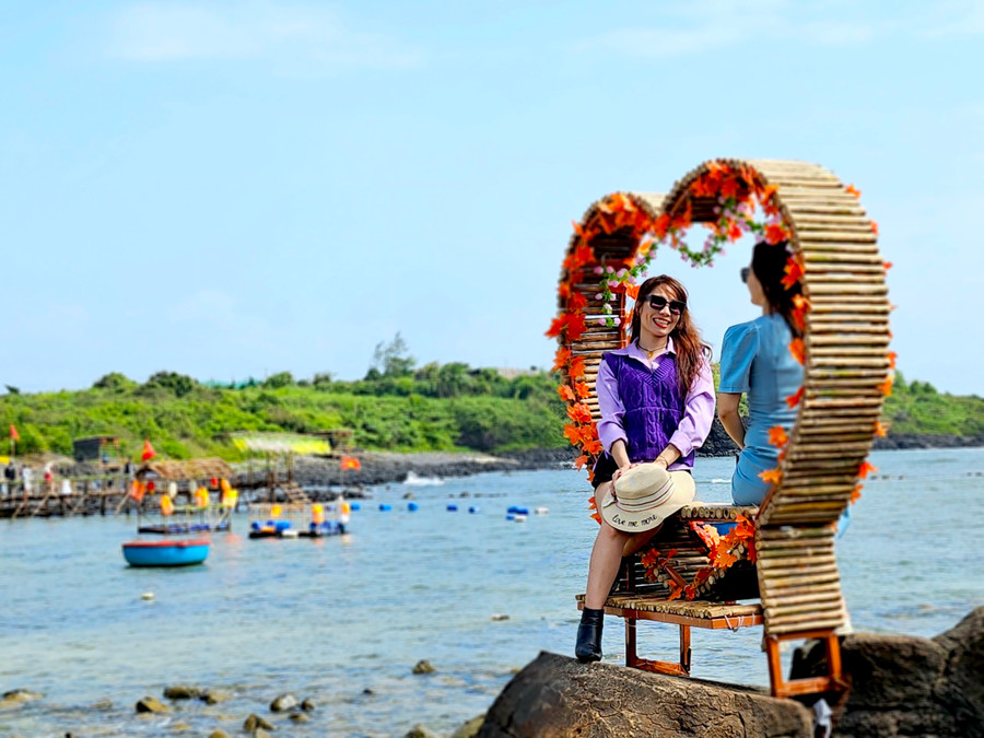 Mới đây, chính quyền địa phương đã tạo điều kiện cho hộ kinh doanh đầu tư trang trí với nhiều mô hình, cờ hoa rực rỡ, tạo nên không gian chụp ảnh đa dạng để phục vụ du khách tham quan, thưởng ngoạn Gành Yến trong dịp Tết Nguyên đán Giáp Thìn 2024. Giá vé thăm quan là 30.000 đồng/người lớn và miễn phí đối với trẻ em. Theo thống kê của chủ đầu tư, trong dịp Tết Nguyên đán này, du khách tìm đến khu du lịch này khá đông, nhộn nhịp hơn hẳn so với những năm trước. Ảnh: Mộc Trà