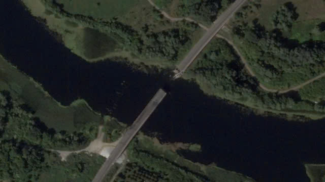 Hình ảnh vệ tinh cho thấy 1 cây cầu bắc qua sông Seym thuộc vùng Kursk của Nga bị đánh sập. Ảnh: Reuters