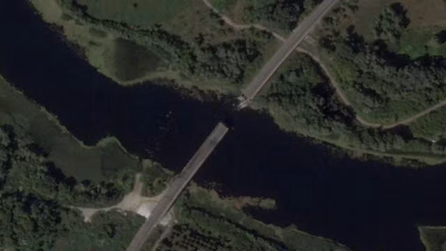 Hình ảnh vệ tinh cho thấy 1 cây cầu bắc qua sông Seym thuộc vùng Kursk của Nga bị đánh sập. Ảnh: Reuters