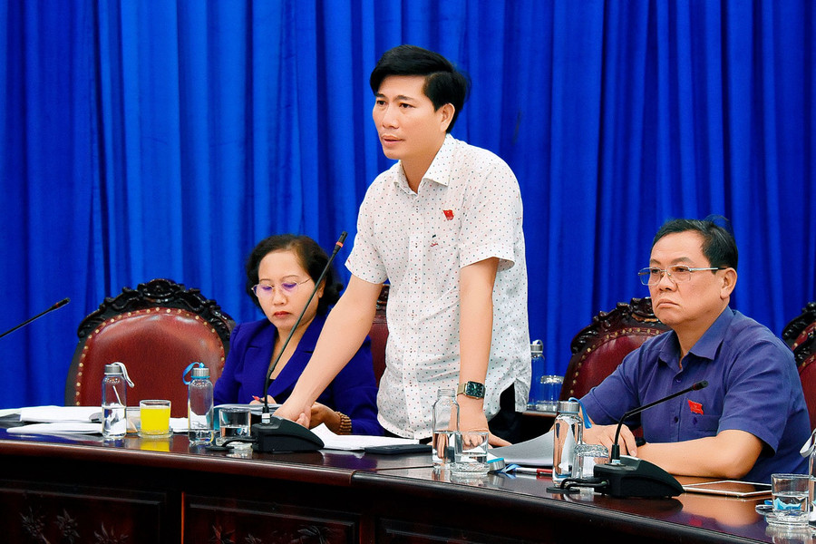 Đại biểu Trần Đình Hiệp-Bí thư Huyện ủy, Chủ tịch HĐND huyện Mang Yang nêu ý kiến về các nội dung trong dự thảo nghị quyết liên quan đến chế độ, mức chi cho lực lượng tham gia bảo vệ an ninh, trật tự ở cơ sở. Ảnh: Đ.T