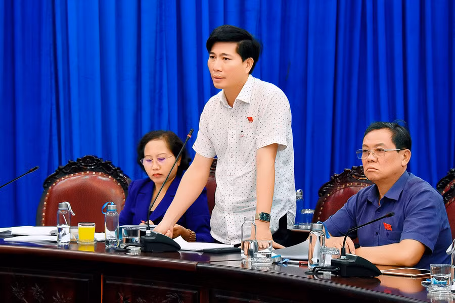 Đại biểu Trần Đình Hiệp-Bí thư Huyện ủy, Chủ tịch HĐND huyện Mang Yang nêu ý kiến về các nội dung trong dự thảo nghị quyết liên quan đến chế độ, mức chi cho lực lượng tham gia bảo vệ an ninh, trật tự ở cơ sở. Ảnh: Đ.T