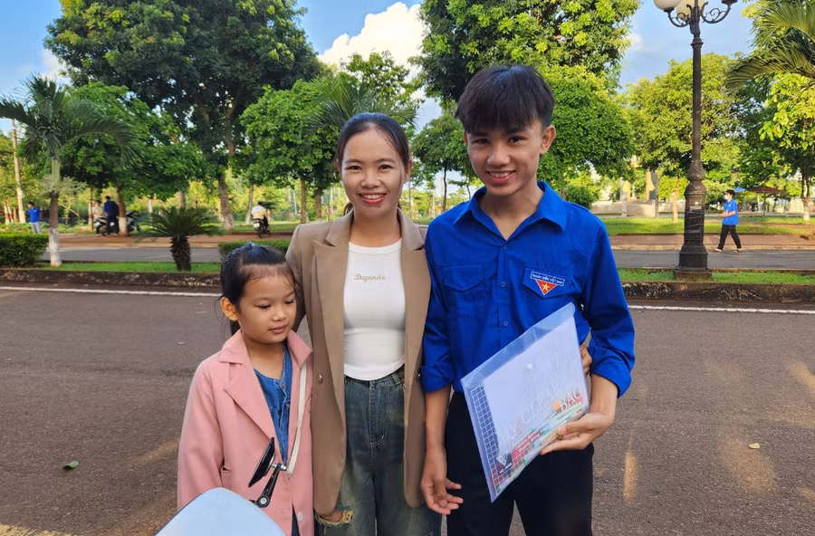 Em Phạm Nhật Anh-điểm thi Trường THPT Nguyễn Thái Học (huyện Chư Pưh) được mẹ và em gái động viên sau khi hoàn thành bài thi môn Ngữ văn. Ảnh: Ngọc Sang