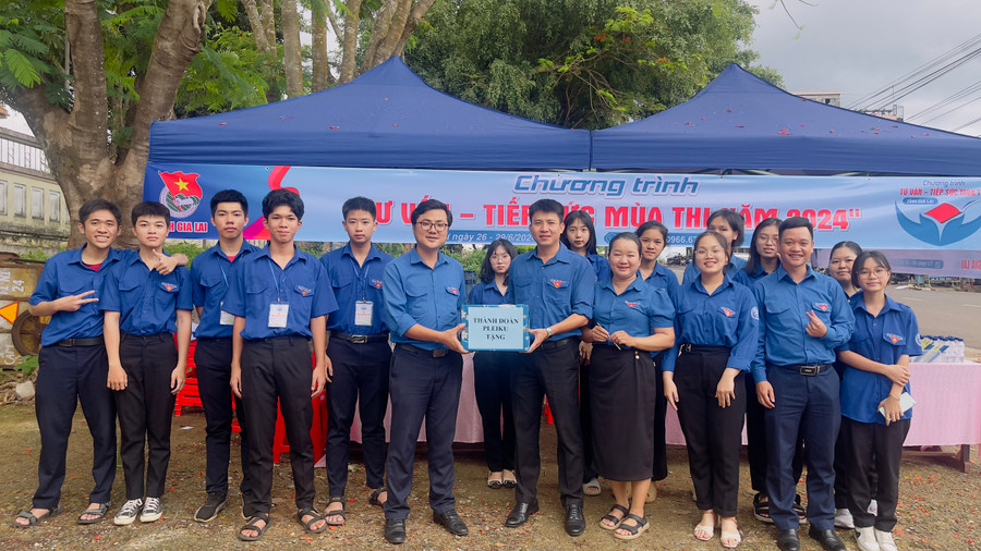 Thành Đoàn Pleiku động viên các tình nguyện viên tham gia chương trình "Tư vấn-Tiếp sức mùa thi". Ảnh: Phan Lài Thành Đoàn Pleiku động viên các tình nguyện viên tham gia chương trình "Tư vấn-Tiếp sức mùa thi". Ảnh: Phan Lài