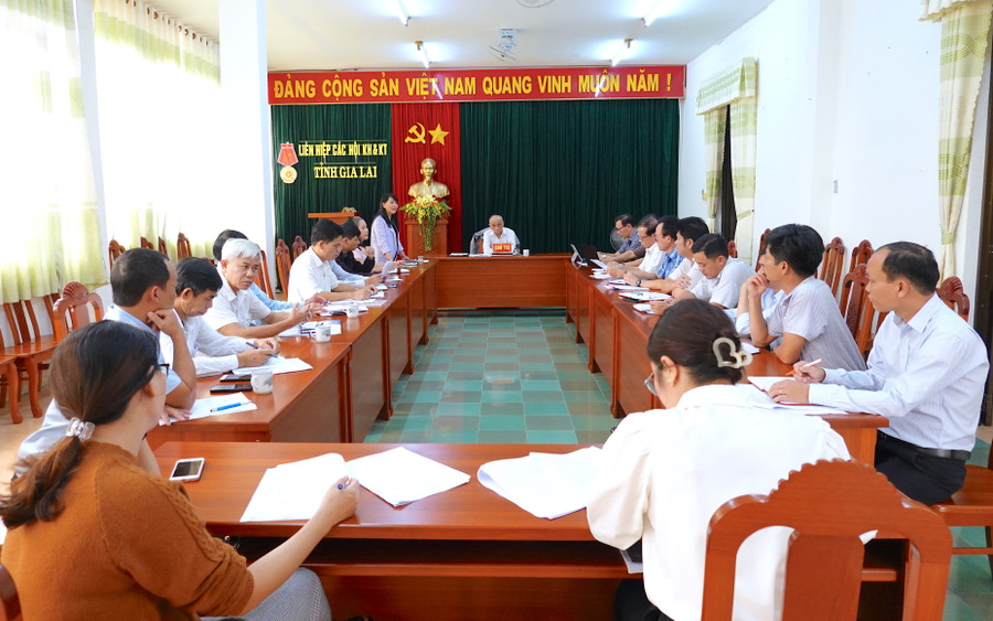 Liên hiệp các Hội Khoa học và Kỹ thuật tỉnh Gia Lai tổ chức hội nghị phản biện dự thảo Kế hoạch triển khai Chương trình hành động số 67-CTr/TU ngày 31-8-2023 của Ban Thường vụ Tỉnh ủy thực hiện Nghị quyết số 36-NQ/TW ngày 30-1-2023 của Bộ Chính trị về phát triển và ứng dụng công nghệ sinh học phục vụ phát triển bền vững trong tình hình mới trên địa bàn tỉnh. Ảnh: Mộc Trà Liên hiệp các Hội Khoa học và Kỹ thuật tỉnh Gia Lai tổ chức hội nghị phản biện dự thảo Kế hoạch triển khai Chương trình hành động số 67-CTr/TU ngày 31-8-2023 của Ban Thường vụ Tỉnh ủy thực hiện Nghị quyết số 36-NQ/TW ngày 30-1-2023 của Bộ Chính trị về phát triển và ứng dụng công nghệ sinh học phục vụ phát triển bền vững trong tình hình mới trên địa bàn tỉnh. Ảnh: Mộc Trà