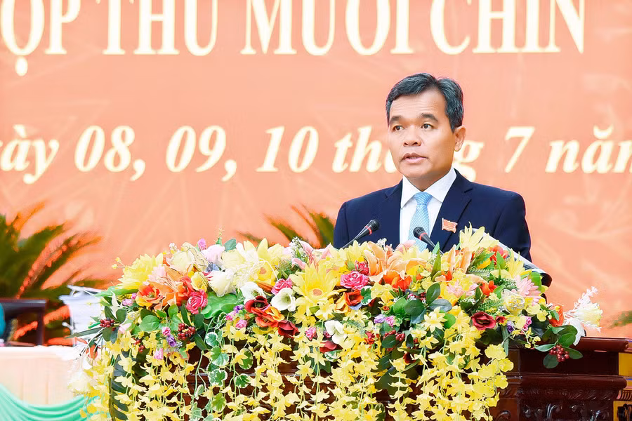 Ủy viên Ban Chấp hành Trung ương Đảng, Bí thư Tỉnh ủy, Chủ tịch HĐND tỉnh Hồ Văn Niên phát biểu khai mạc kỳ họp. Ảnh: Đ.T Ủy viên Ban Chấp hành Trung ương Đảng, Bí thư Tỉnh ủy, Chủ tịch HĐND tỉnh Hồ Văn Niên phát biểu khai mạc kỳ họp. Ảnh: Đ.T