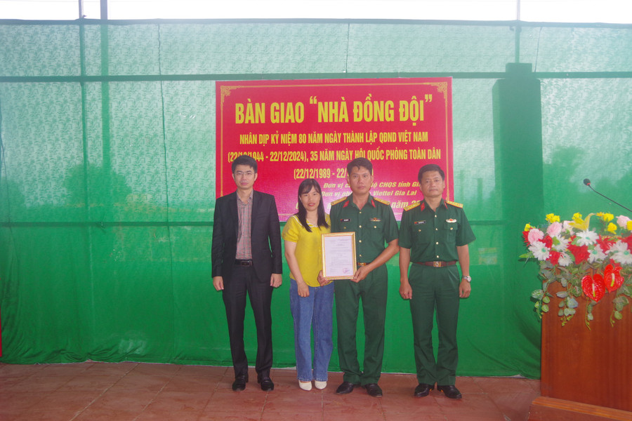 Đại diện Bộ CHQS tỉnh và Viettel Gia Lai trao quyết định bàn giao nhà cho gia đình Thiếu tá Quân nhân chuyên nghiệp Bùi Thanh Hà. Ảnh: Thanh Tuyền Đại diện Bộ CHQS tỉnh và Viettel Gia Lai trao quyết định bàn giao nhà cho gia đình Thiếu tá Quân nhân chuyên nghiệp Bùi Thanh Hà. Ảnh: Thanh Tuyền