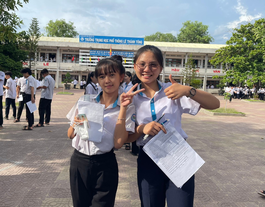 Thí sinh Nguyễn Như Ý (bìa trái; điểm thi Trường THPT Lê Thánh Tông, thị xã Ayun Pa) dự định sẽ đi Nhật Bản định cư sau kỳ thi tốt nghiệp THPT. Ảnh: Vũ Chi Thí sinh Nguyễn Như Ý (bìa trái; điểm thi Trường THPT Lê Thánh Tông, thị xã Ayun Pa) dự định sẽ đi Nhật Bản định cư sau kỳ thi tốt nghiệp THPT. Ảnh: Vũ Chi