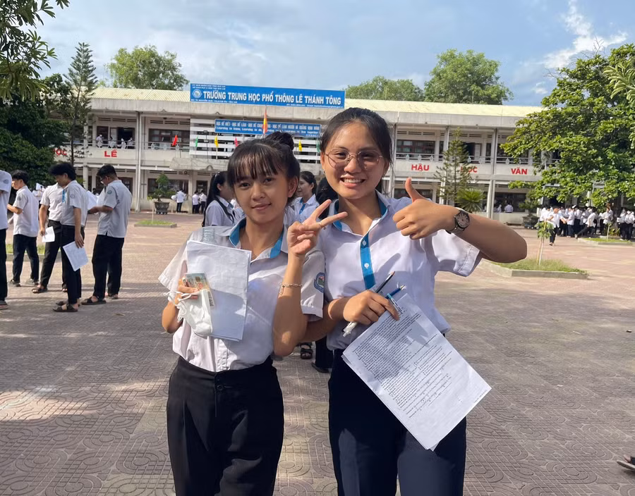 Thí sinh Nguyễn Như Ý (bìa trái; điểm thi Trường THPT Lê Thánh Tông, thị xã Ayun Pa) dự định sẽ đi Nhật Bản định cư sau kỳ thi tốt nghiệp THPT. Ảnh: Vũ Chi