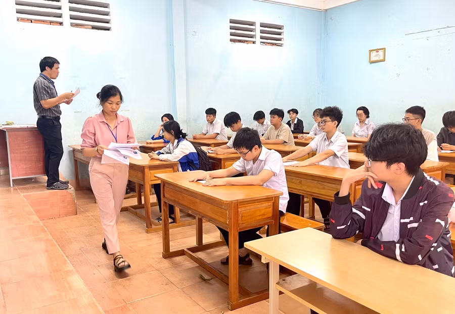 Thí sinh nghe phổ biến quy chế thi và những lưu ý khi tham gia kỳ thi. Ảnh: Trân Trân